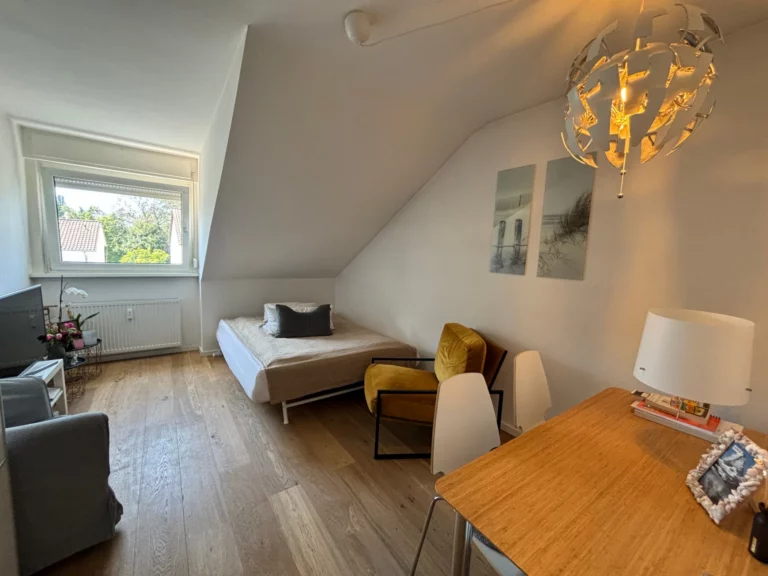 gemütliches, hübsch eingerichtetes Wohn-, Schlafzimmer