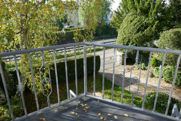 mit Balkon