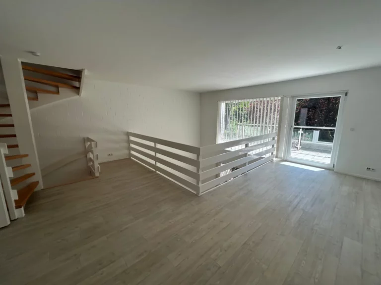 Essbereich mit Zugang zum Balkon