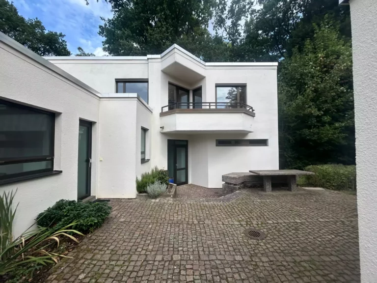 Blick auf den Seiteneingang zur Küche und Einliegerwohnung
